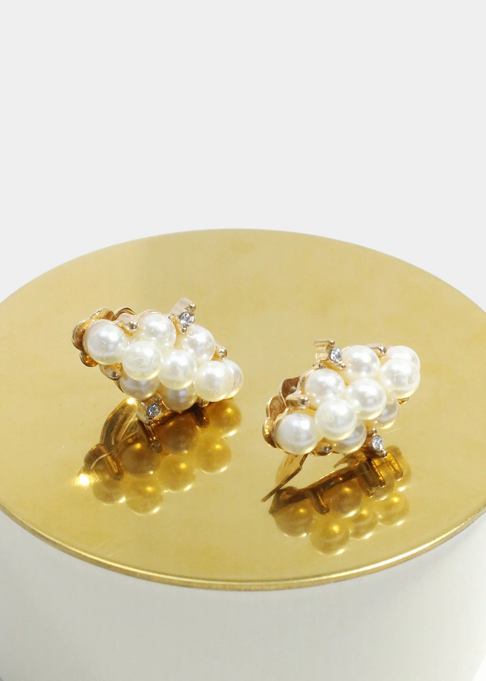Expressive Accent Effortless Chic Pearl-Studded Clip On Earrings