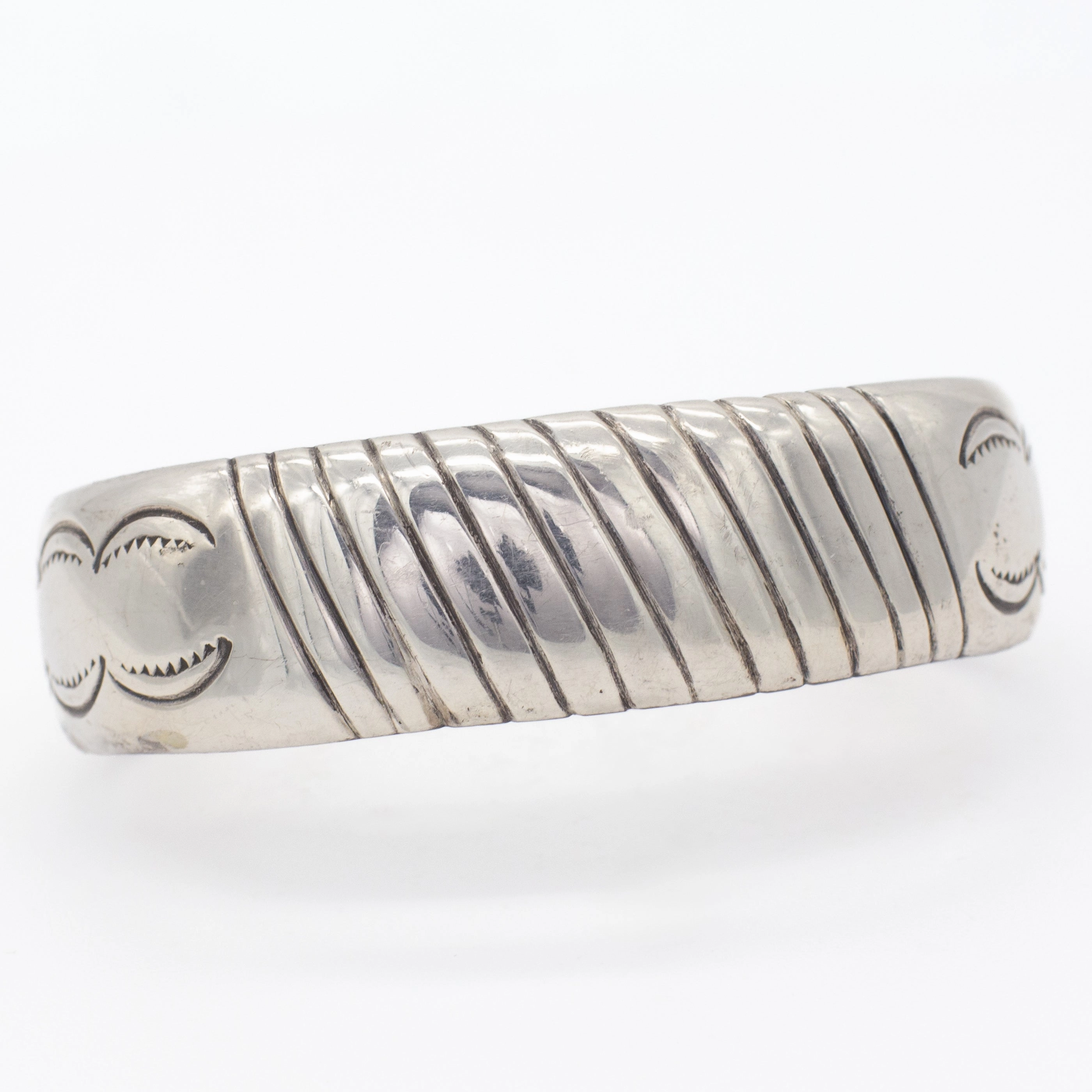Navajo Handmade Sterling Silver Cuff Bracelet (Hallmark: Jackson) Sculpted Accent Dramatic Touch