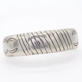 Navajo Handmade Sterling Silver Cuff Bracelet (Hallmark: Jackson) Sculpted Accent Dramatic Touch