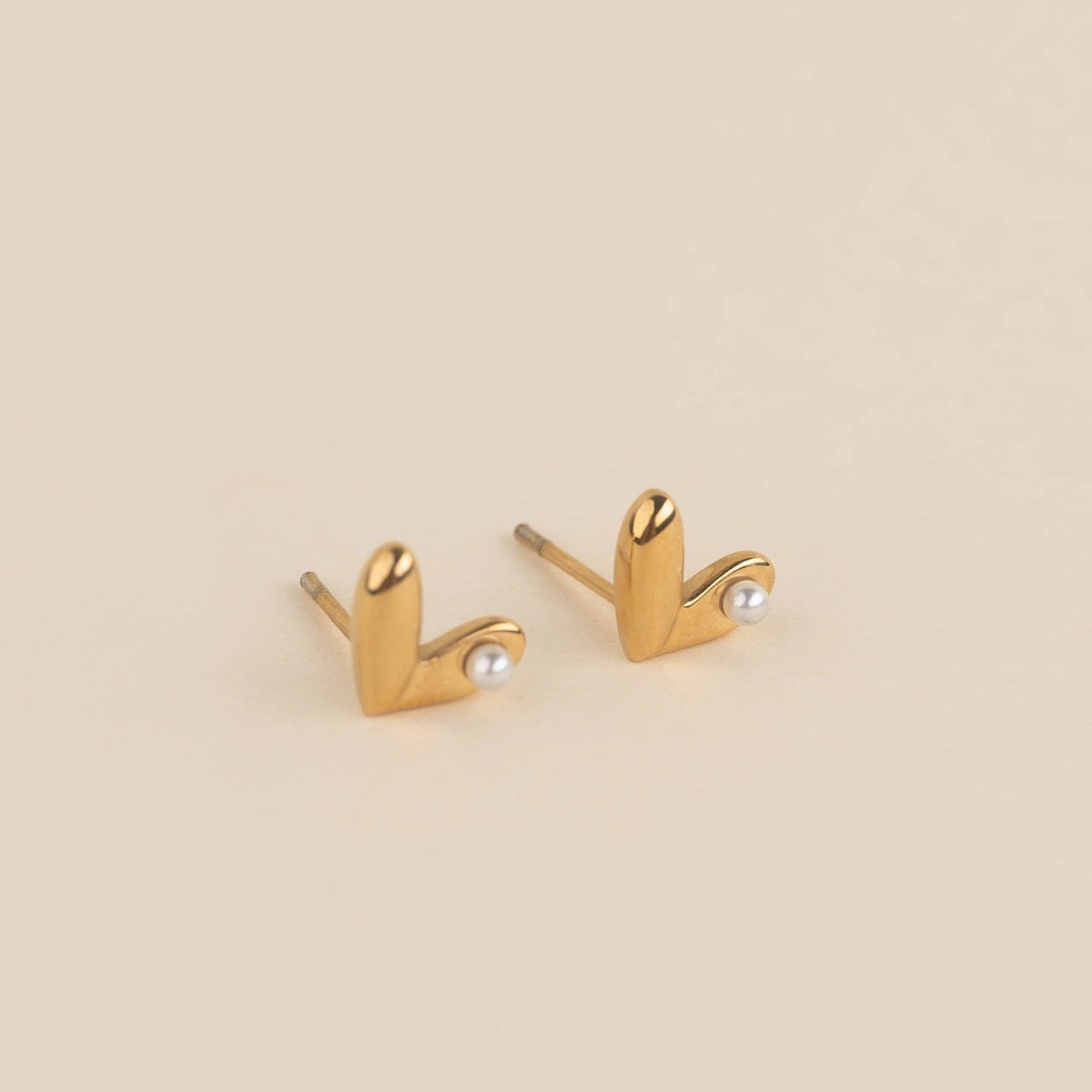 Retro Mood Pearl Heart Stud Earrings