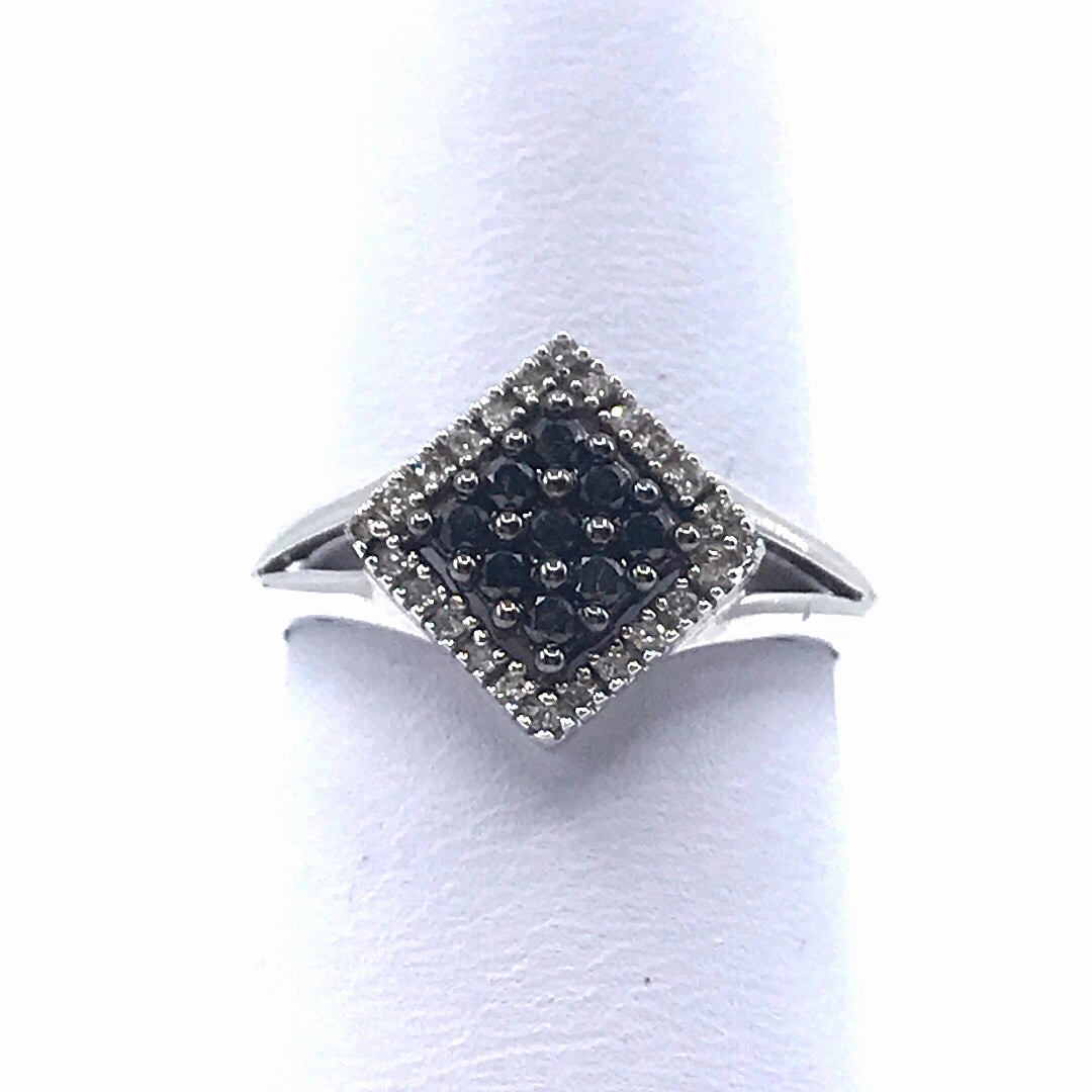 14K White Gold Ring Elegant Beauty