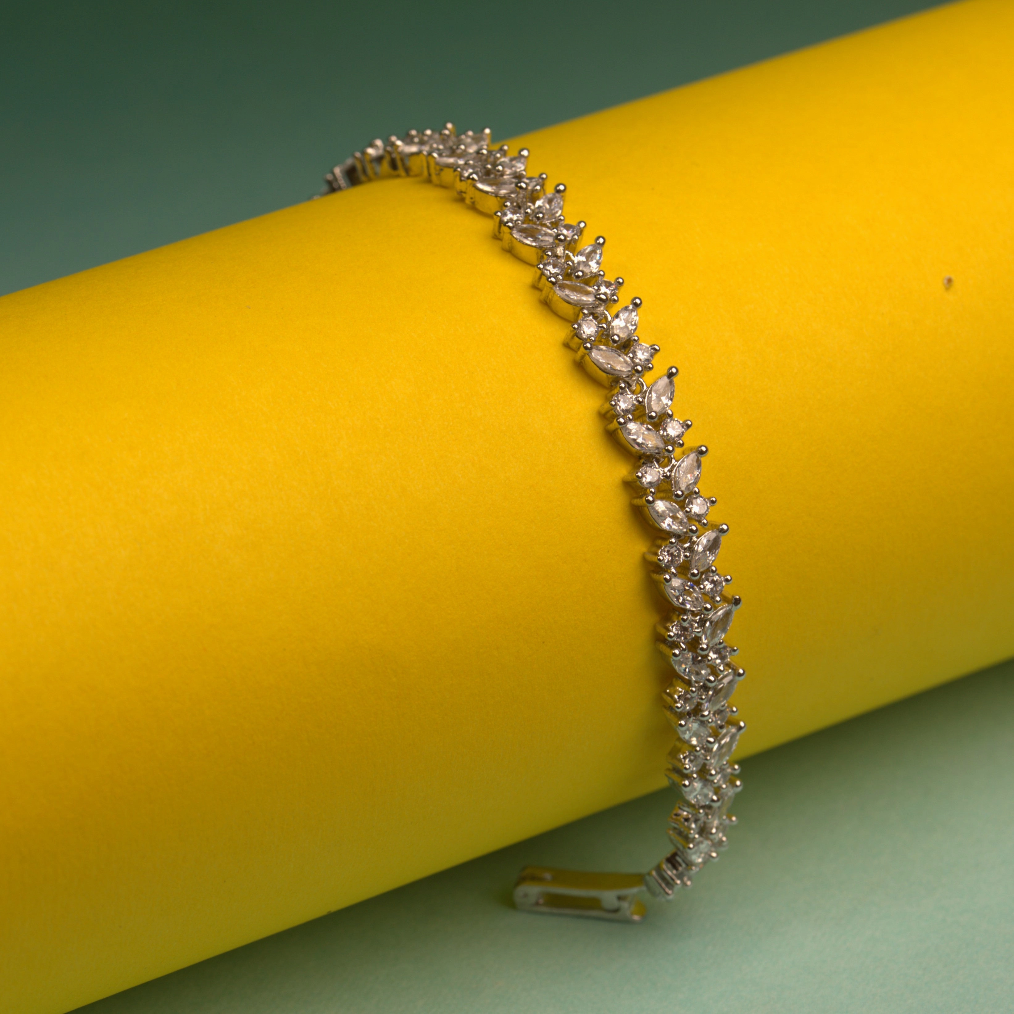 Characteristic Example Trusted quality Insignio everyday wristlet