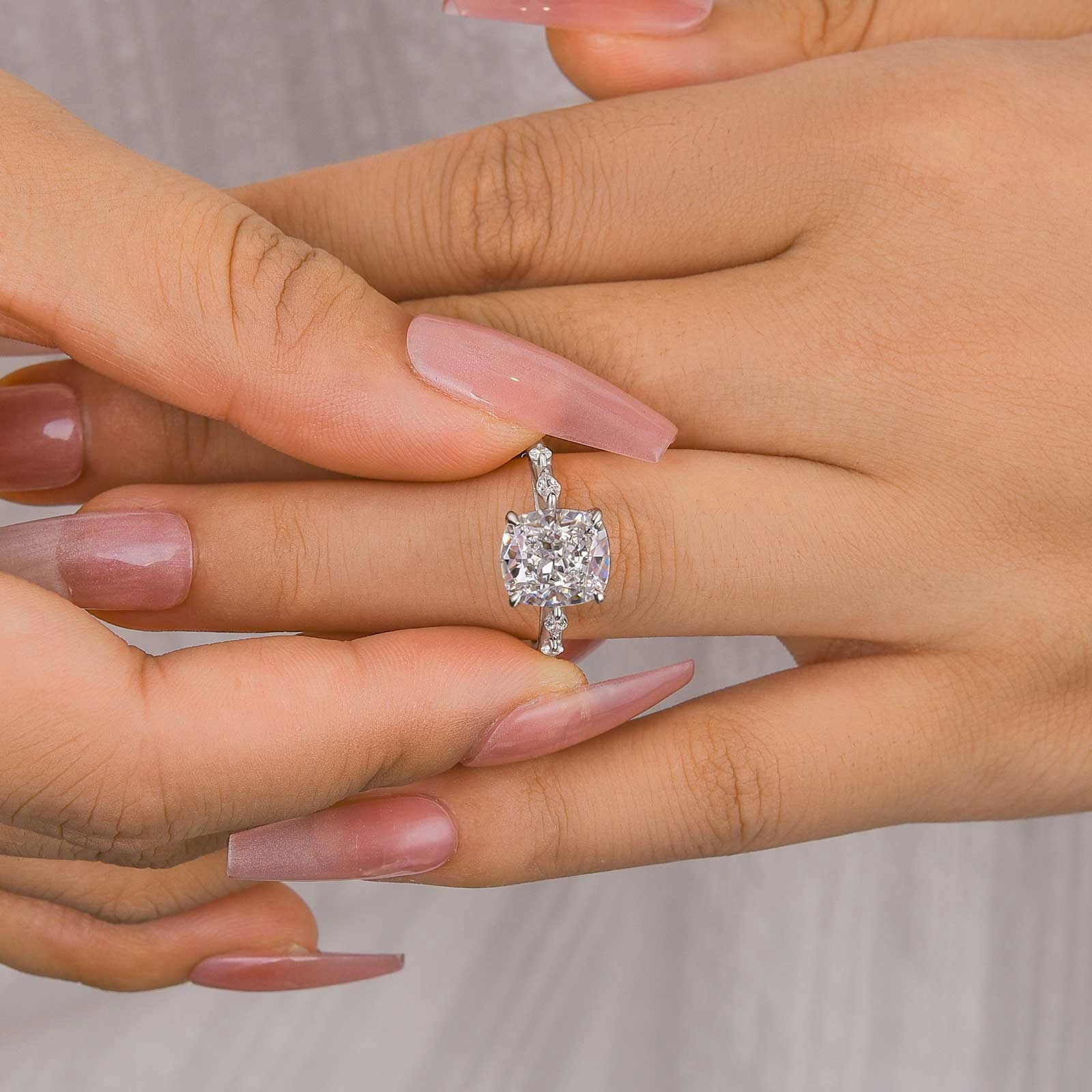 Fashionable Product Classic Proportion Louily Exquisite Crushed Ice Cushion Cut Engagement Ring