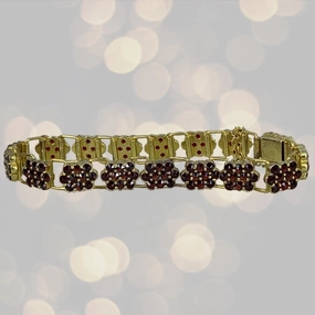 Vintage 1940s Garnet Bracelet in a Yellow Gold Setting with 17  Carat Total Weight. Radiant Design