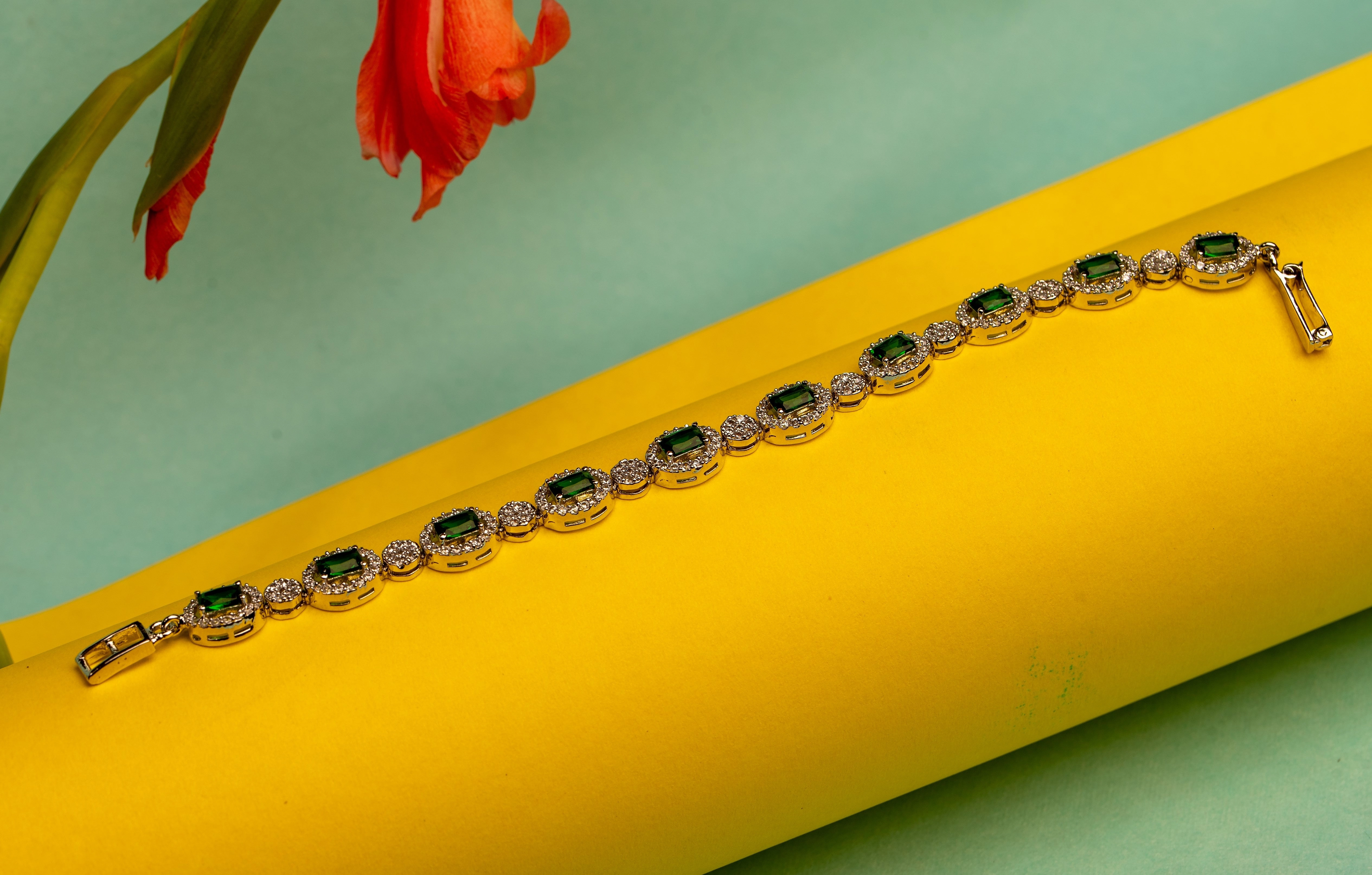 Family Chronicle Ovo charm setter wristlet