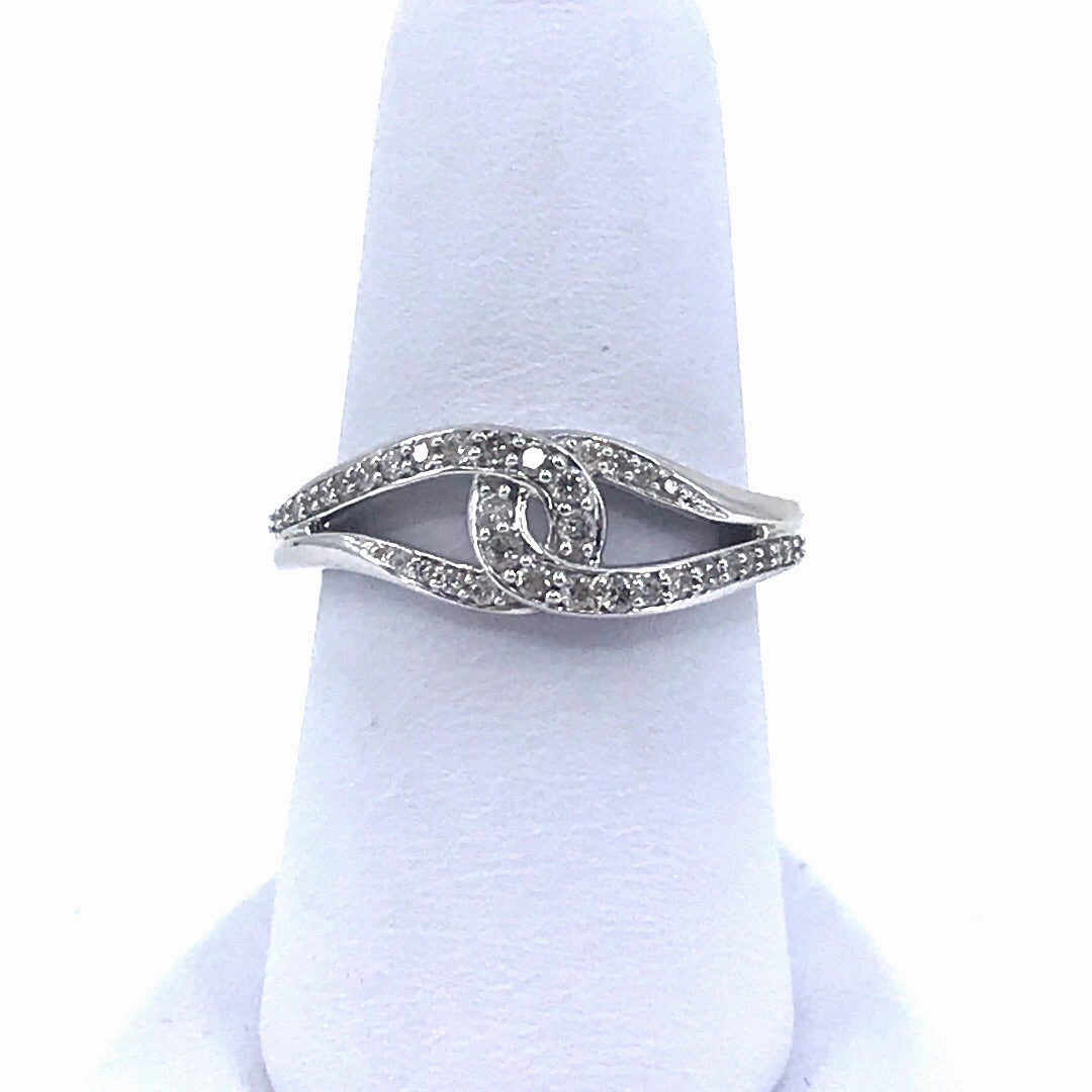 Modern Design Gorgeous Finish 14K White Gold And Diamond Ring