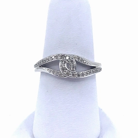 Modern Design Gorgeous Finish 14K White Gold And Diamond Ring