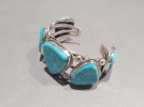 Ray Nez - Kingman Turquoise Cuff - Handmade Native American Neutral Glow Classic Edge