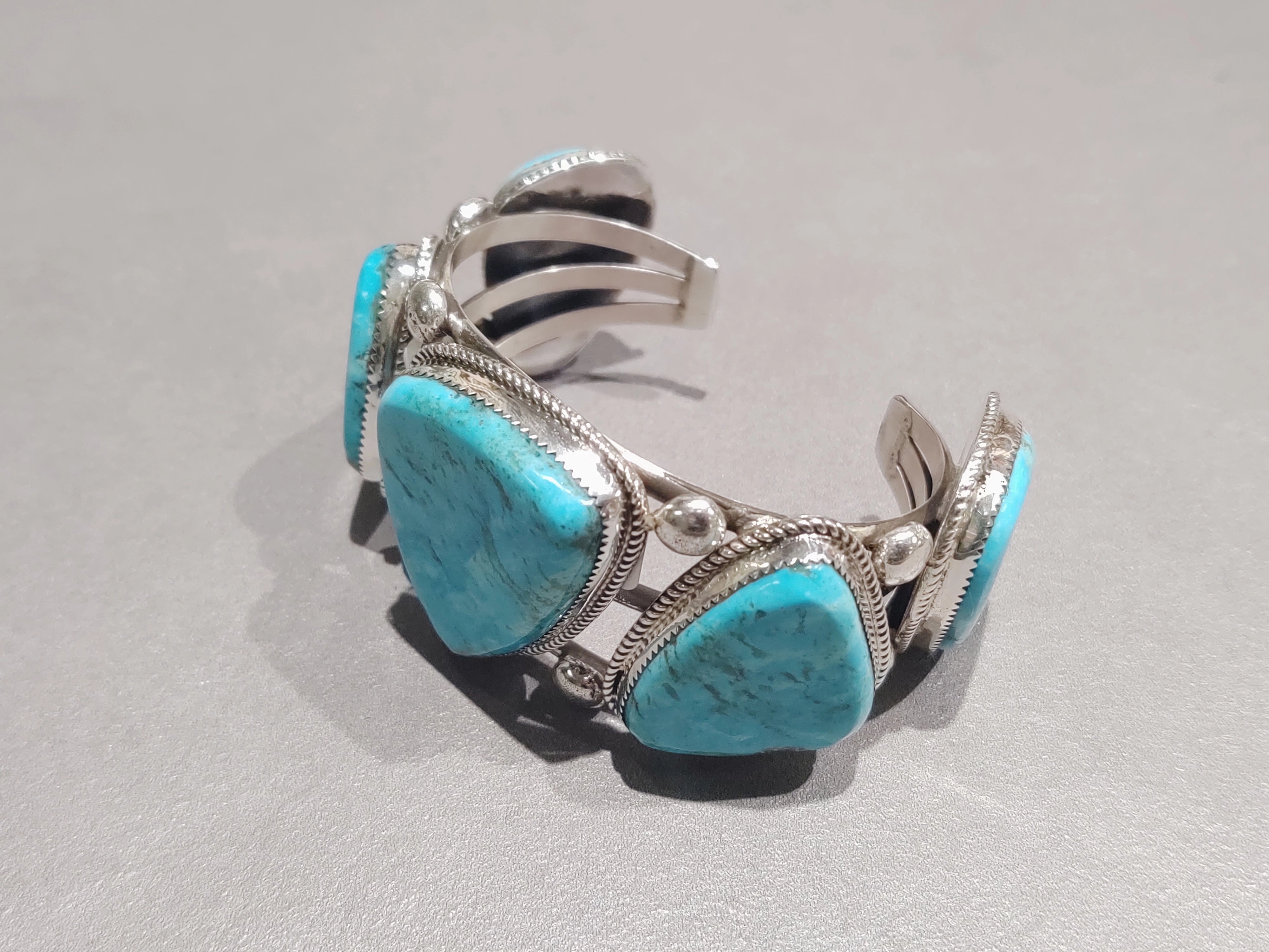 Ray Nez - Kingman Turquoise Cuff - Handmade Native American Neutral Glow Classic Edge