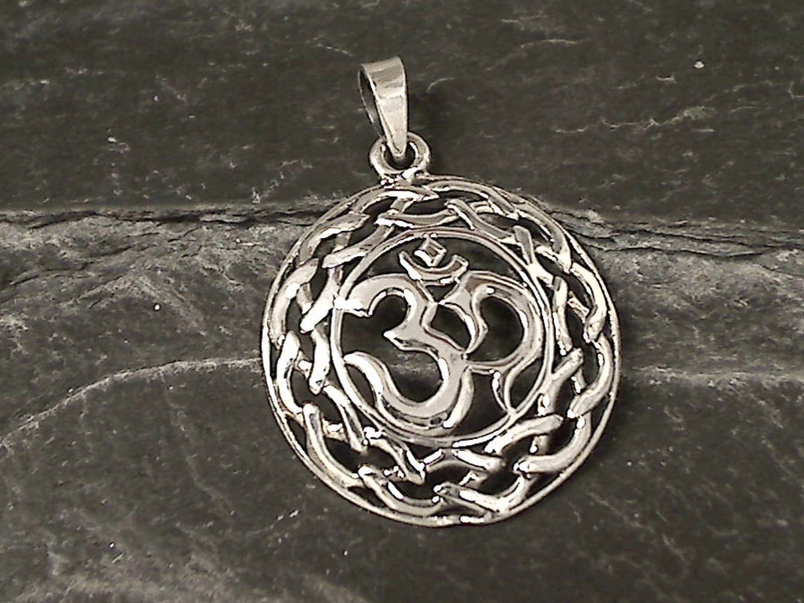 Stunning Piece Delicate Craft Sterling Silver Om Symbol With Celtic Border Pendant