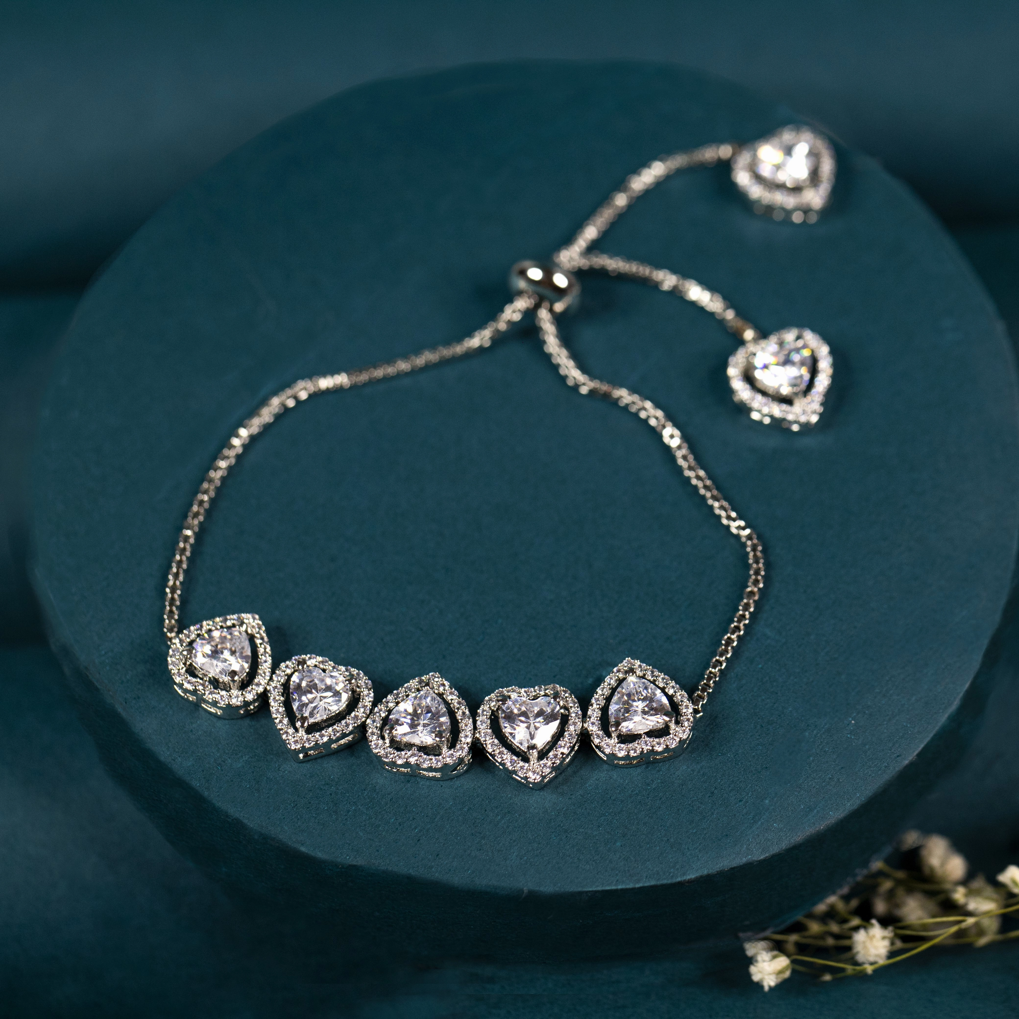 Sophisticated Design High-Class Pick Valentine's heart charm bracelet